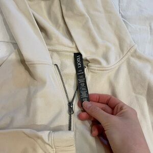 Vuori women’s xs cream cropped hood zip up